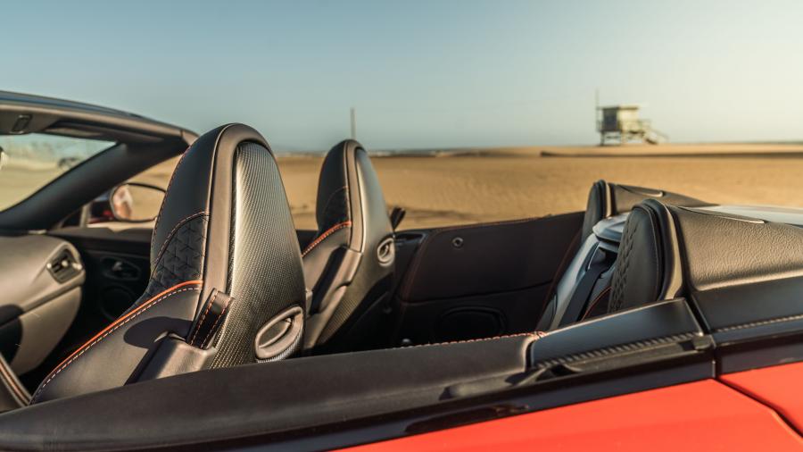 Интерьер Aston Martin DBS Superleggera Volante 2019 года  (WW) (фото 25 из 41)